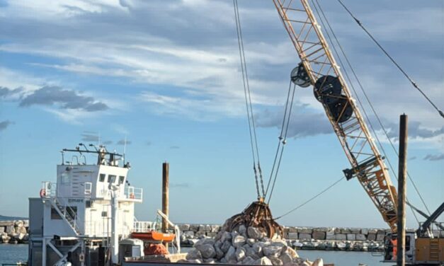 Roseto, partito il cantiere per le nuove barriere in mare