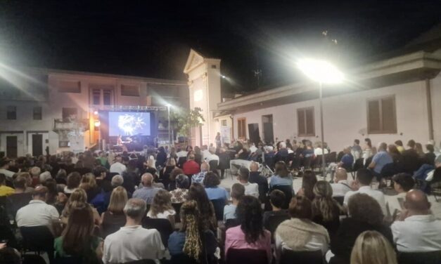Casal Thaulero, piazza gremita per l’omaggio musicale a Einaudi