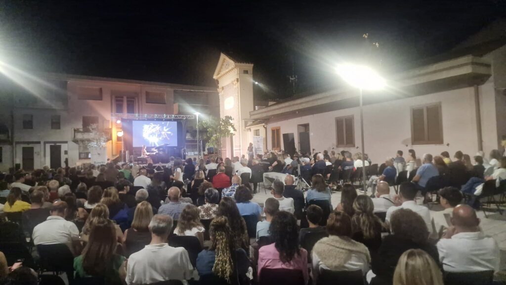 Casal Thaulero, piazza gremita per l’omaggio musicale a Einaudi