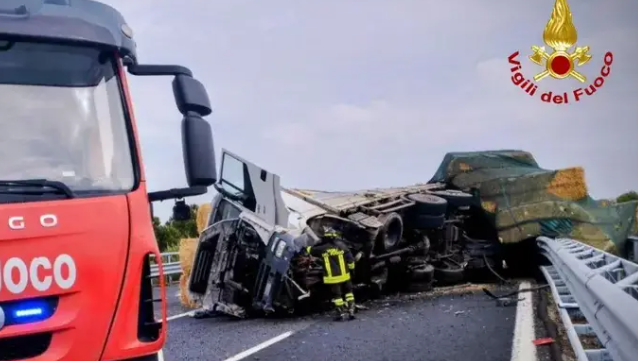 Camion si ribalta sulla A14, disagi al traffico verso sud