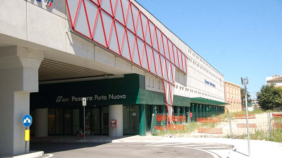 Pescara, uomo ferito alla gola vicino alla stazione: arrestata