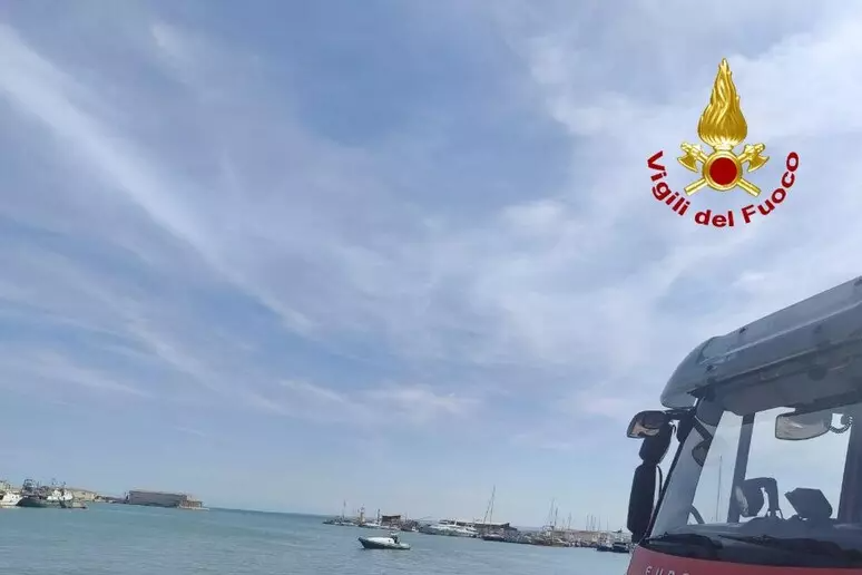 Sommozzatori di Teramo in azione dopo un mezzo caduto in mare