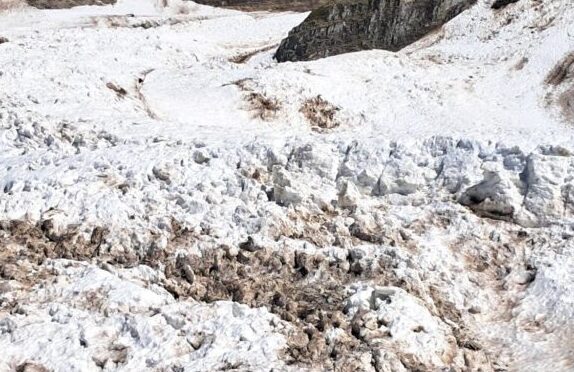Gran Sasso, slavina nella valle del Chiarino: distrutto il rifugio