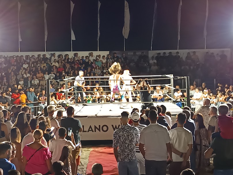 Alba Adriatica, il wrestling richiama pubblico sulla spiaggia