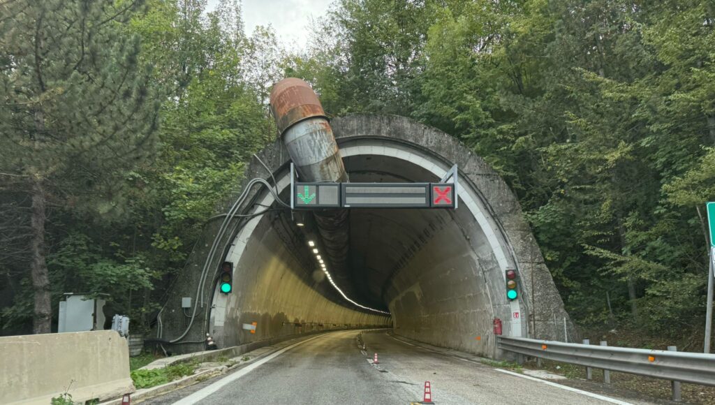 A24, stop notturno verso Teramo nel traforo del Gran Sasso