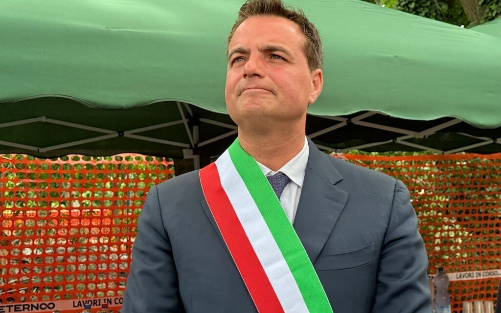 Montorio, vernice rossa sul muro del lungofiume dopo la rimozione del simbolo
