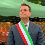 Montorio, vernice rossa sul muro del lungofiume dopo la rimozione del simbolo