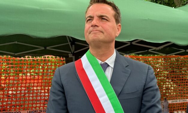 Montorio, vernice rossa sul muro del lungofiume dopo la rimozione del simbolo