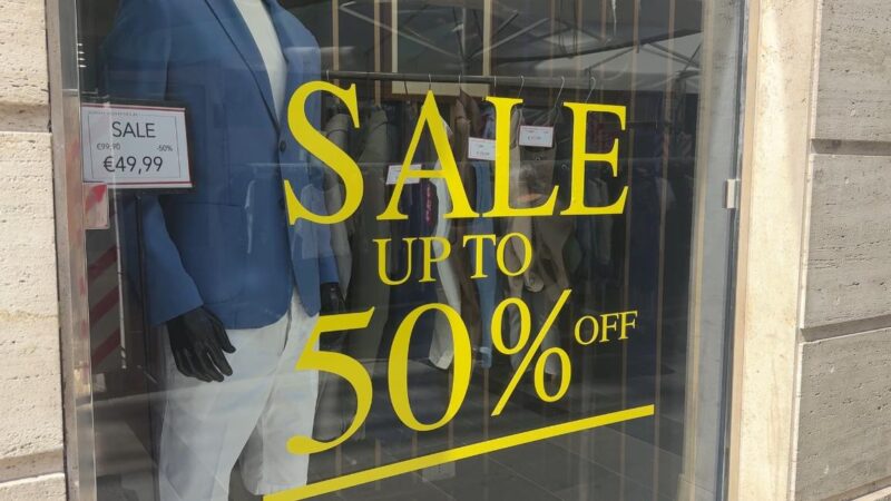 Saldi al via anche nel Teramano, negozi tra attese e timori