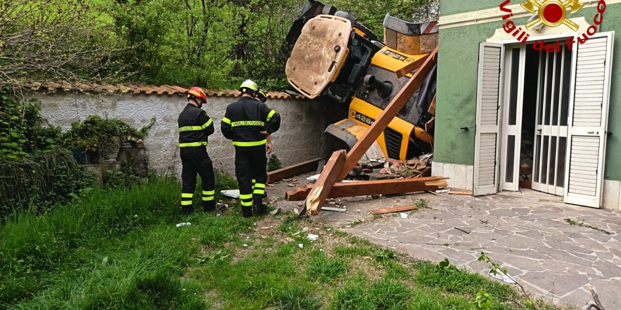 Atri, mezzo da cantiere fuori controllo contro una casa