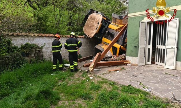 Atri, mezzo da cantiere fuori controllo contro una casa