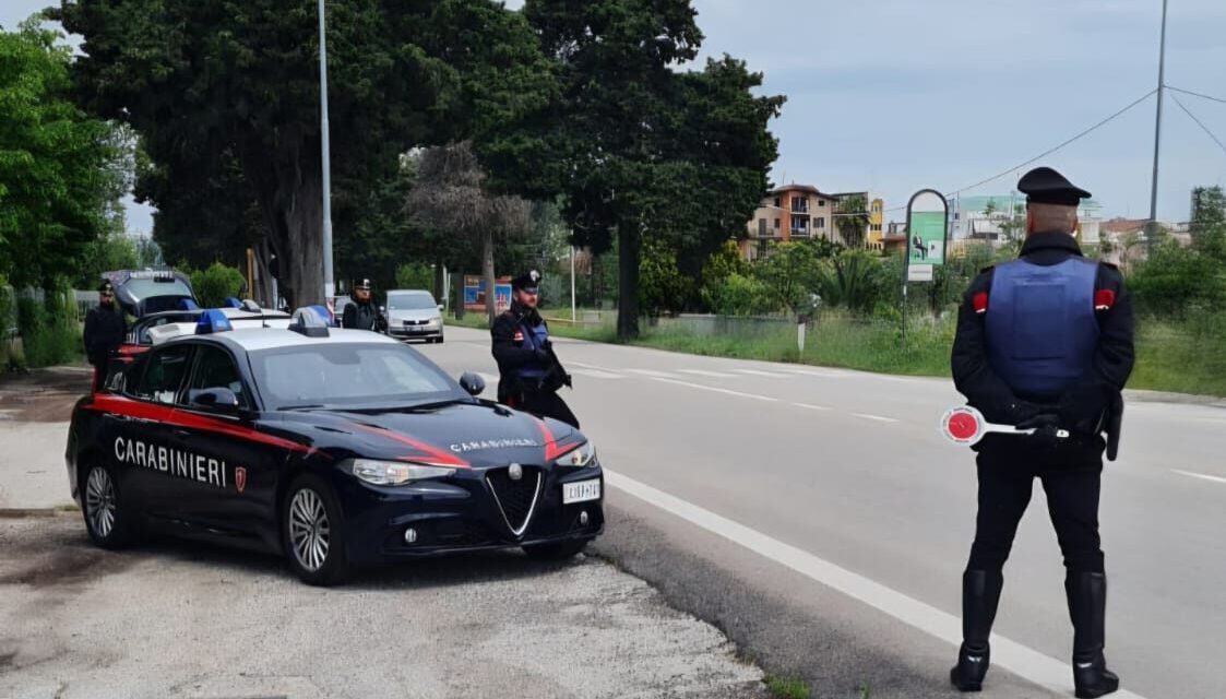 Mosciano, viola il divieto di avvicinamento ai genitori