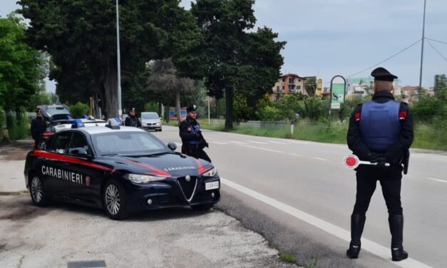Mosciano, viola il divieto di avvicinamento ai genitori
