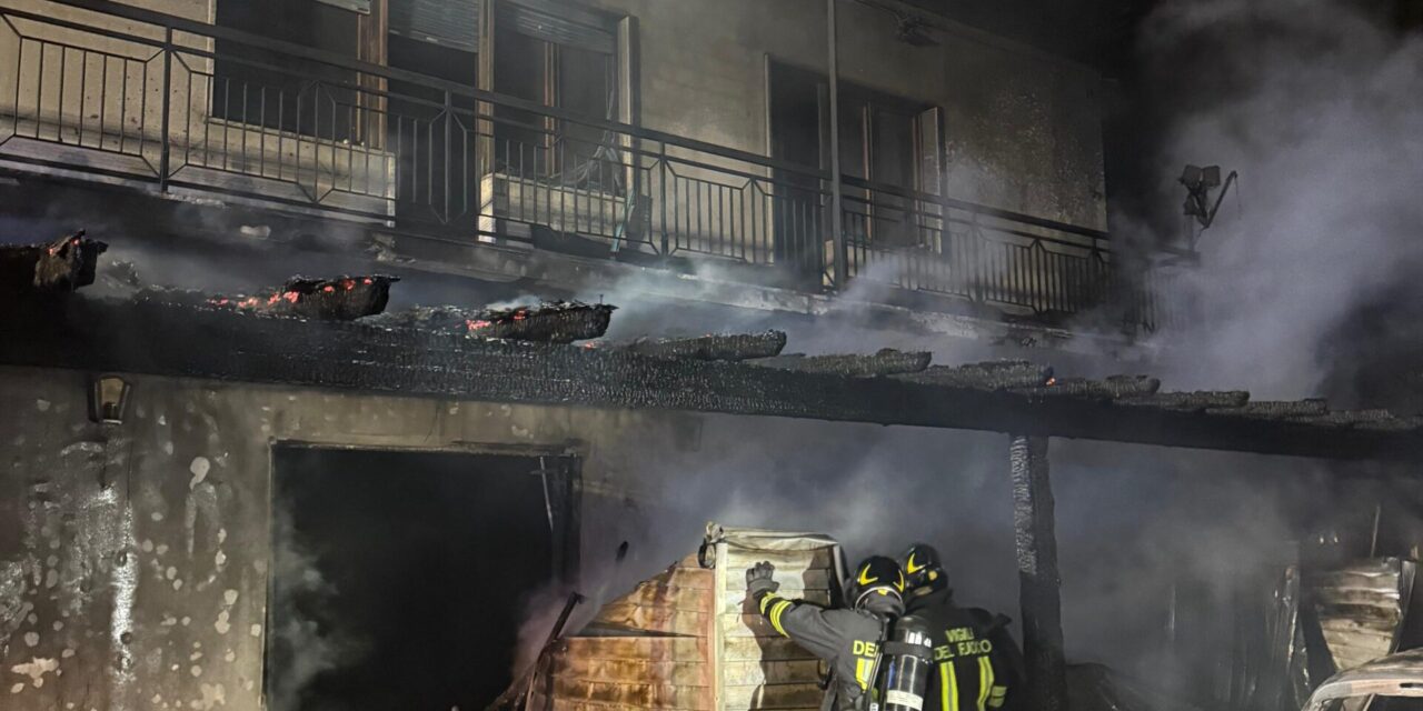 Notte di paura ad Alba Adriatica, rogo coinvolge casa e auto