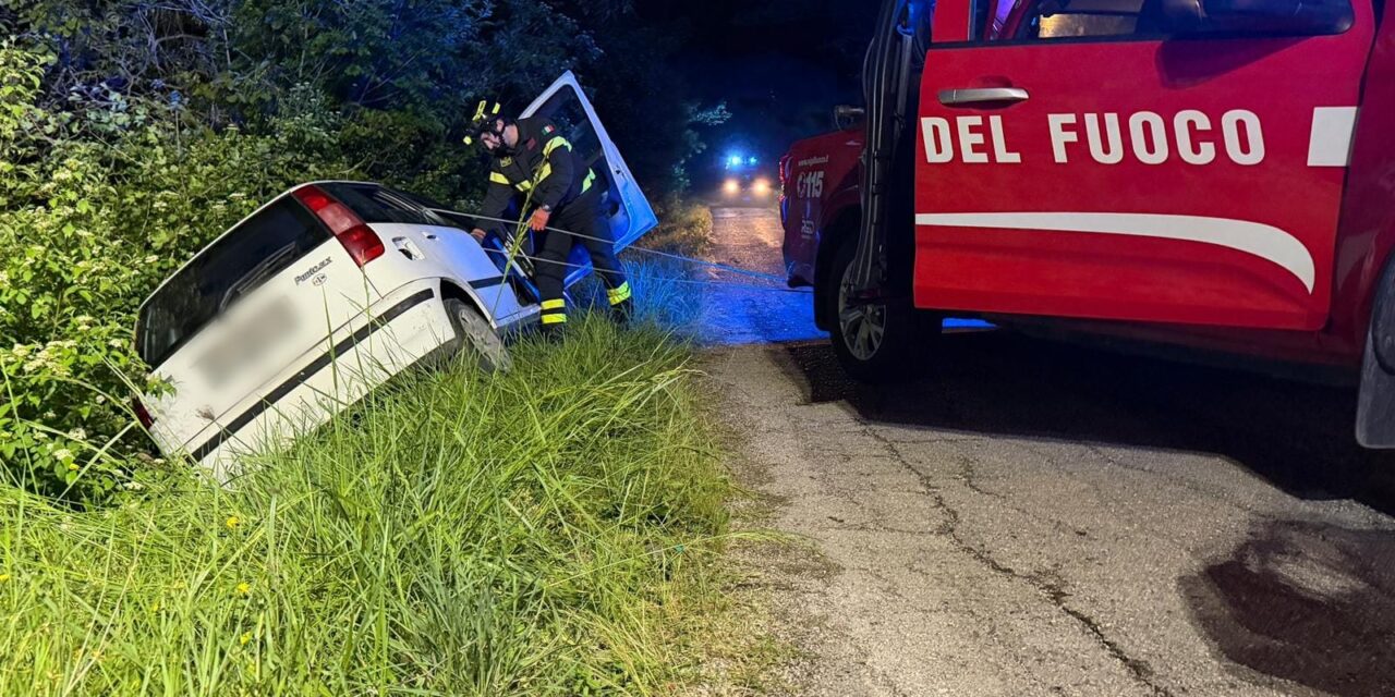 Fuori strada a Torricella Sicura, automobilista soccorso dai vigili del fuoco