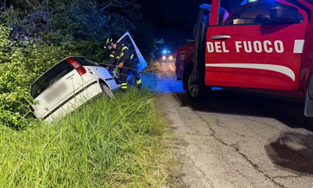 Fuori strada a Torricella Sicura, automobilista soccorso dai vigili del fuoco
