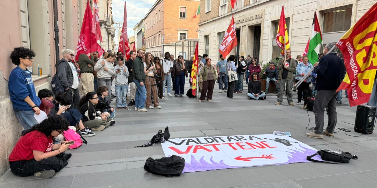 Teramo, presidio studentesco durante l’arrivo di Valditara
