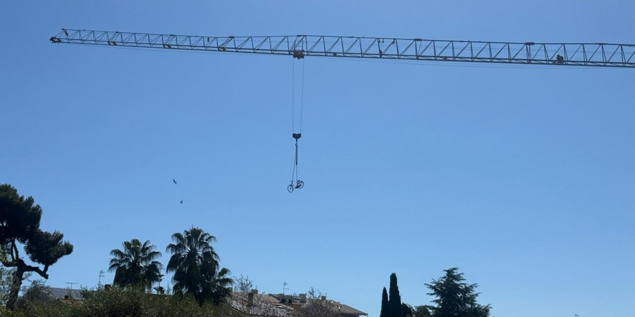 Roseto, una bici sollevata da una gru attira l’attenzione in zona Borsacchio