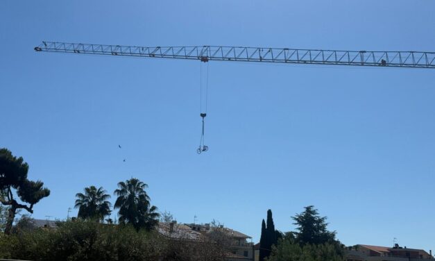 Roseto, una bici sollevata da una gru attira l’attenzione in zona Borsacchio