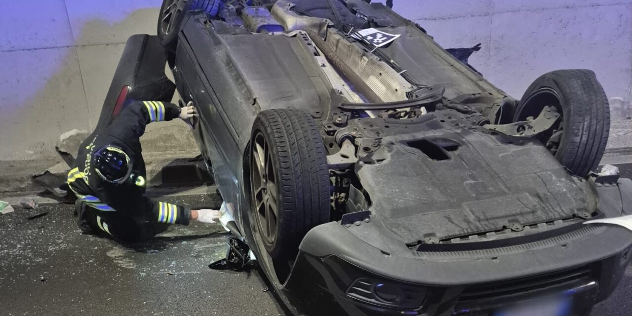 Scontro nel Lotto Zero, auto capovolta in galleria