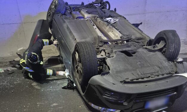 Scontro nel Lotto Zero, auto capovolta in galleria