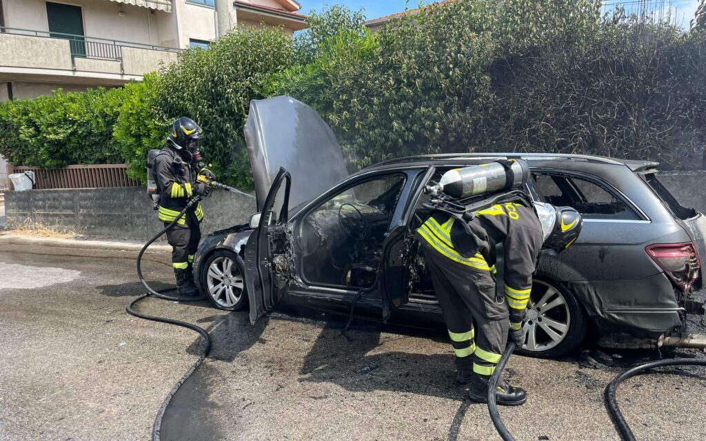 Roseto, auto in fiamme in via Petronilla: denso fumo in strada