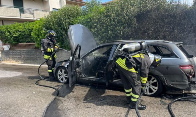 Roseto, auto in fiamme in via Petronilla: denso fumo in strada