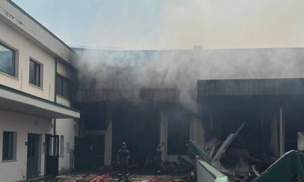 Colledara, ancora al lavoro i vigili del fuoco nel deposito