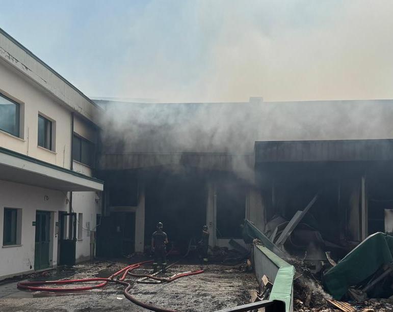Colledara, ancora al lavoro i vigili del fuoco nel deposito