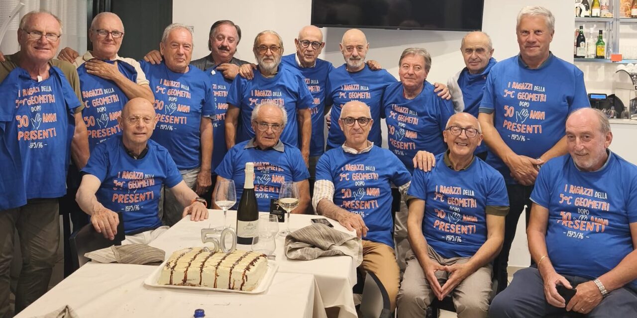 Ex compagni di classe si ritrovano dopo mezzo secolo