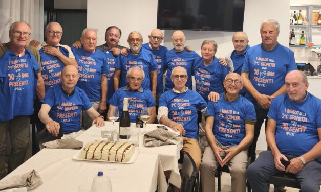 Ex compagni di classe si ritrovano dopo mezzo secolo