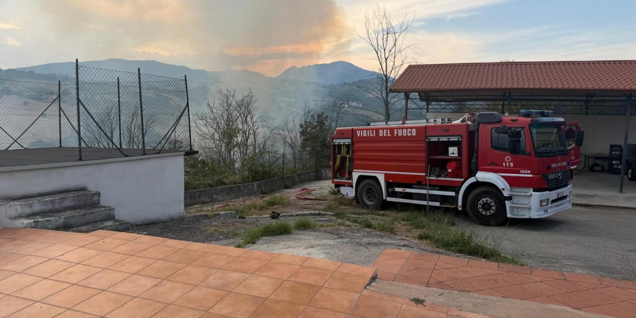Doppio incendio nel Teramano, vigili del fuoco al lavoro