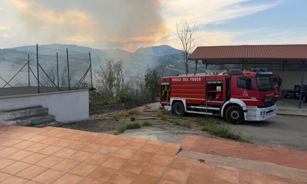 Doppio incendio nel Teramano, vigili del fuoco al lavoro