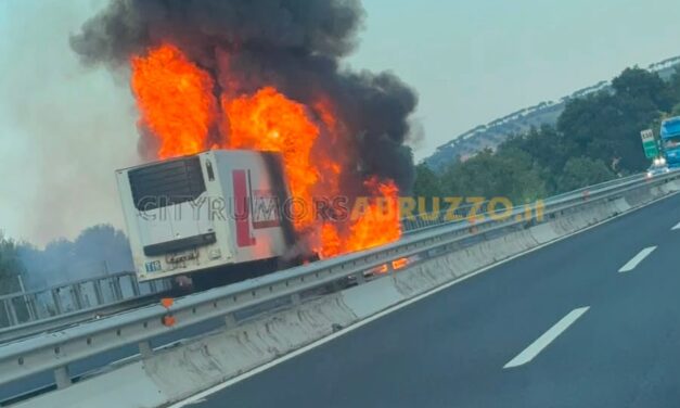 Camion in fiamme sull’A14, chiuso il tratto tra Pineto e Roseto