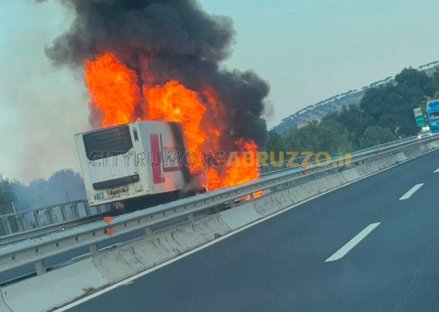 Camion in fiamme sull’A14, chiuso il tratto tra Pineto e Roseto