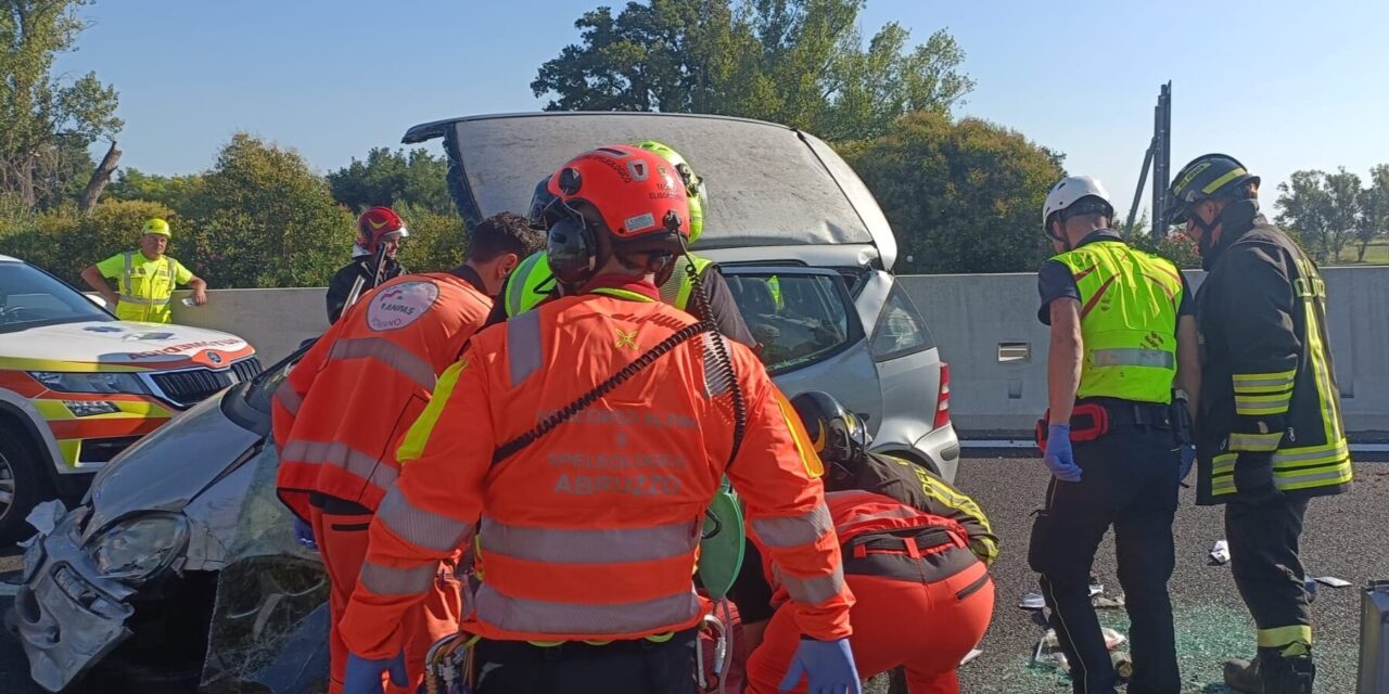 A14, auto capovolta tra Roseto e Atri-Pineto: due feriti