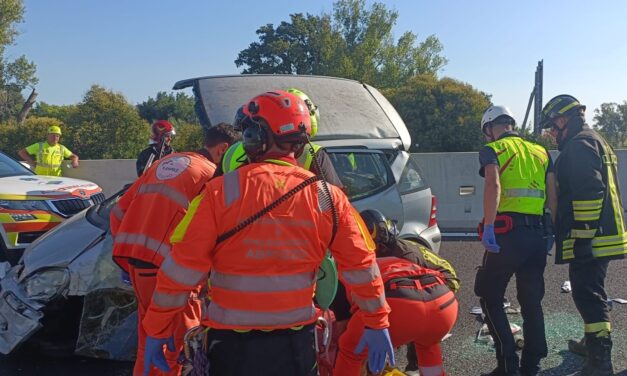 A14, auto capovolta tra Roseto e Atri-Pineto: due feriti