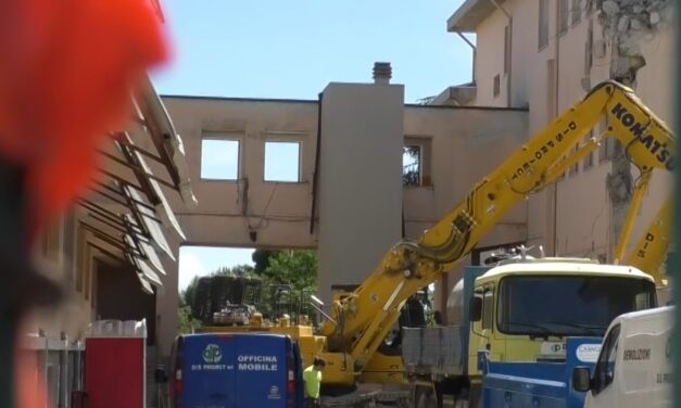 Ex Pagliaccetti, ruspe in azione sull’edificio scolastico