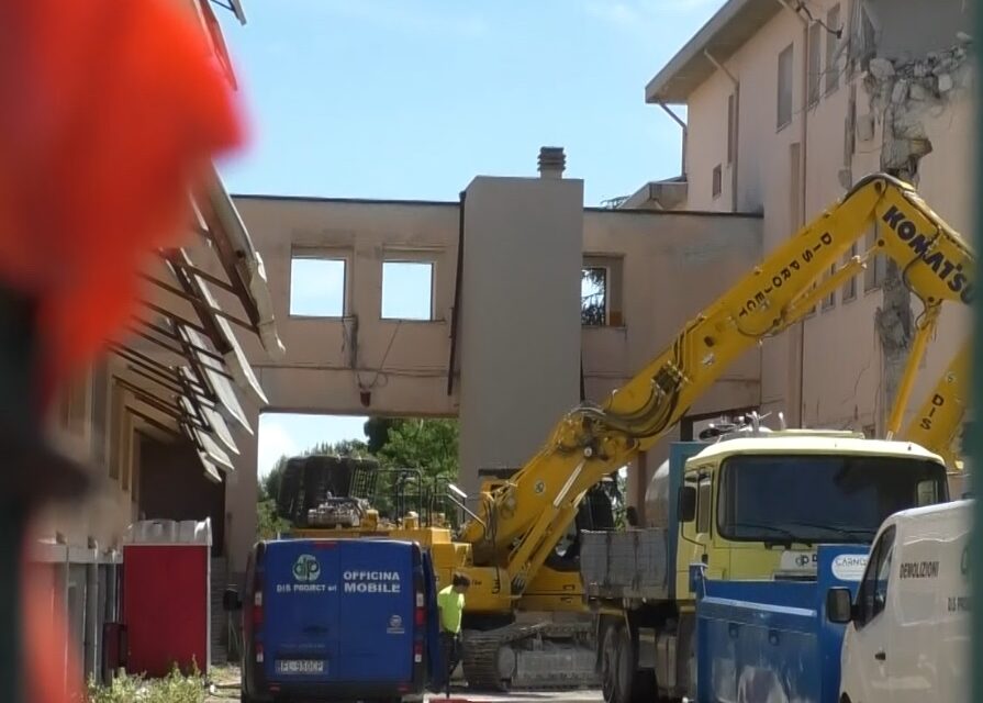 Ex Pagliaccetti, ruspe in azione sull’edificio scolastico