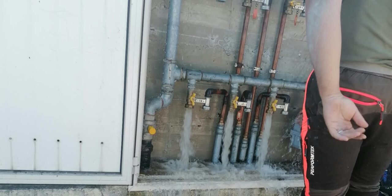 Atri, errore nei collegamenti a Fontanelle: acqua finisce nel gas