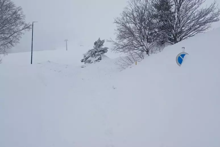 Valanga ai Prati di Tivo, neve sulla provinciale 43bis