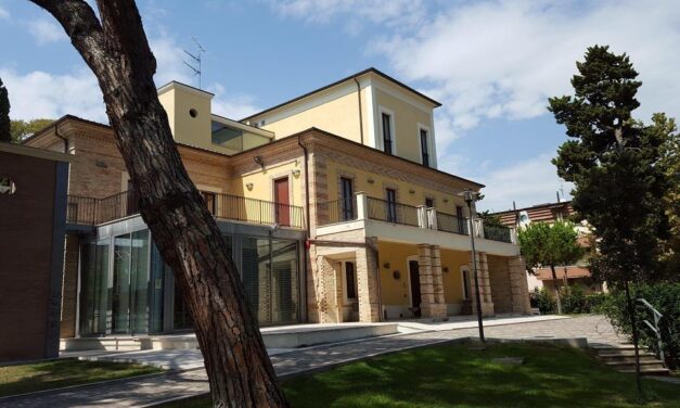 Alba Adriatica, insulti sui social al referente della biblioteca