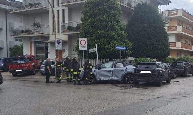 Scontro tra due auto ad Alba Adriatica, feriti in via Duca degli Abruzzi