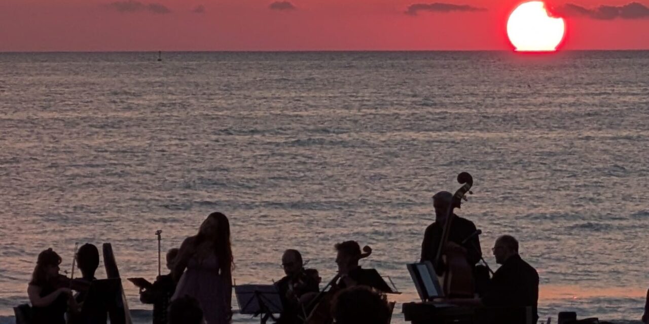 Silvi, in 400 sulla spiaggia per il concerto all’alba