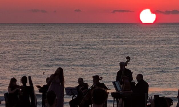 Silvi, in 400 sulla spiaggia per il concerto all’alba
