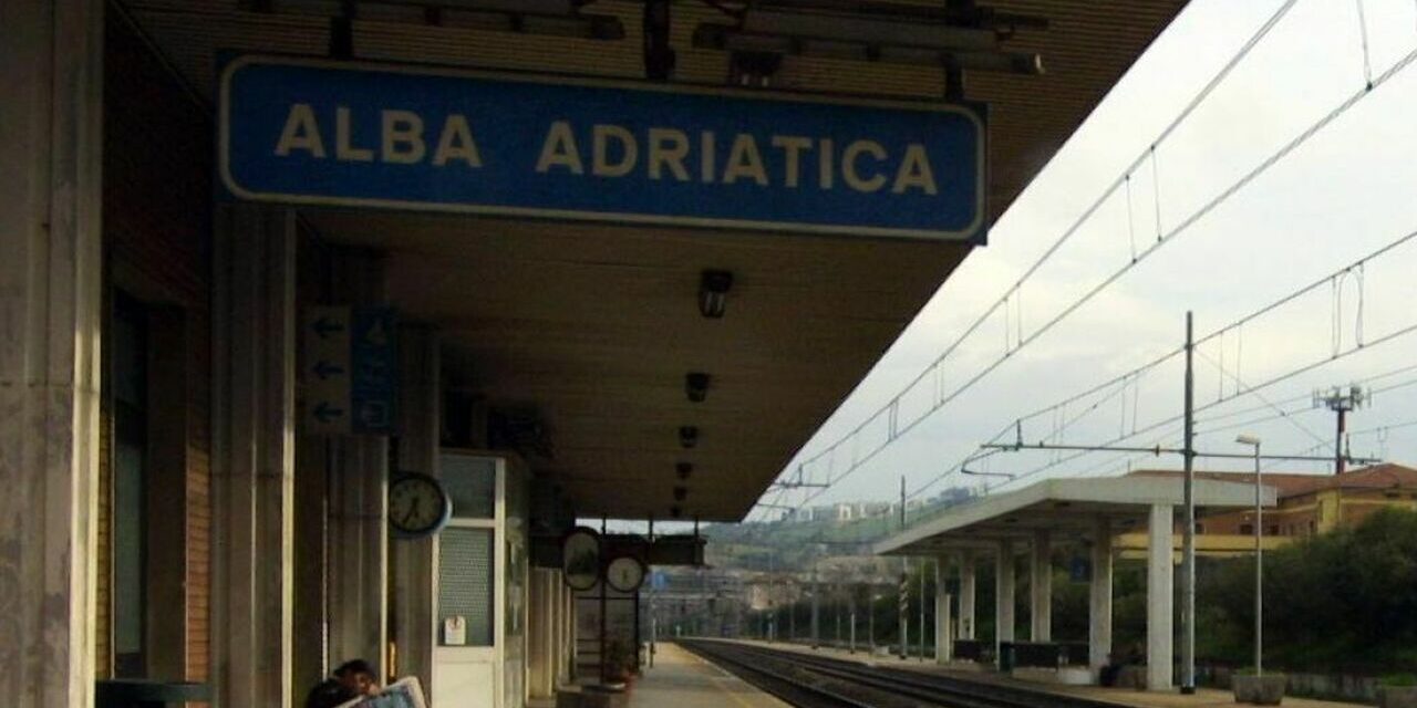 Colpo notturno al bar della stazione di Alba Adriatica