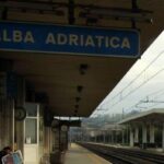 Colpo notturno al bar della stazione di Alba Adriatica