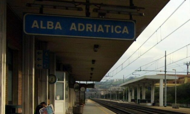 Colpo notturno al bar della stazione di Alba Adriatica