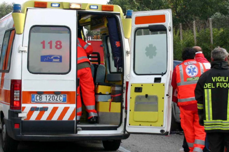 Vento forte sulla Statale 16, albero cade su un trattore
