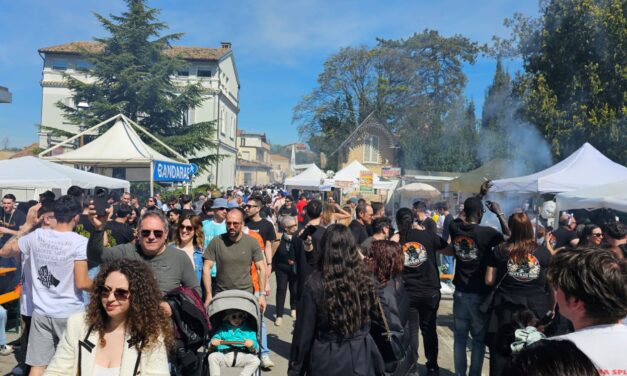 Pasquetta a Mosciano, folla nel centro per Arrostiland